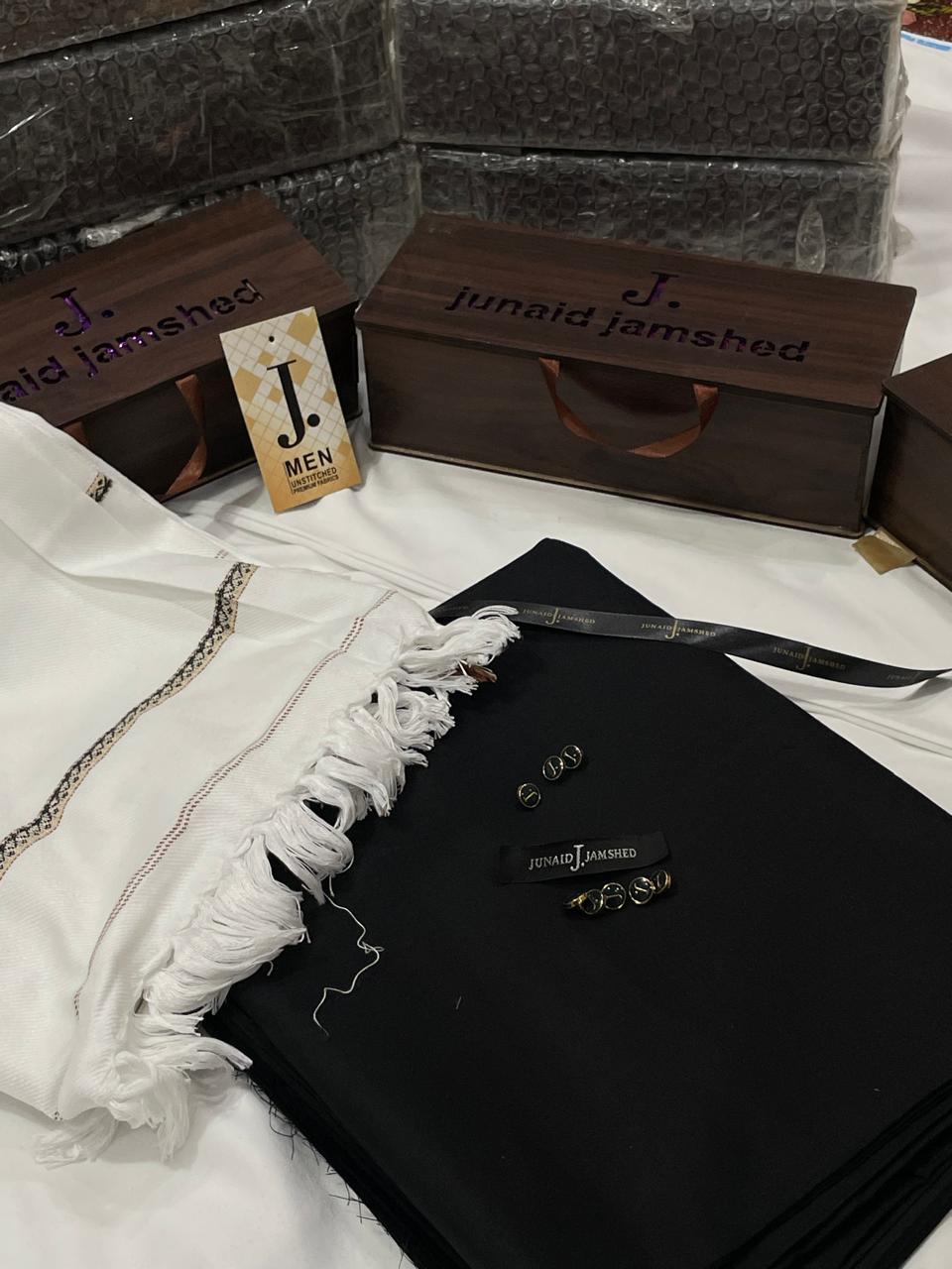 J.EXCULSIVE SUIT+SHAWL PAIR (SPECIAL PACKING WOODEN BOX) (BLACK SUIT+WHITE SHAWL)
