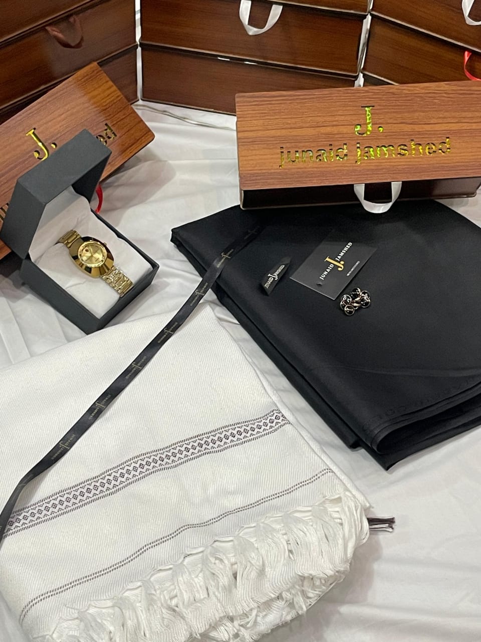 WINTER WASH N WEAR J. SUIT+ J.WHOOL SHWAL+PREMIUM WATCH AND SPECIAL WOODEN BOX (BLACK SUIT+WHITE SHAWL)